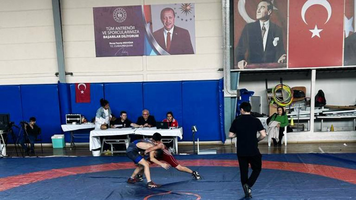 Okulumuz 6-C sınıfı öğrencilerinden Galipcan Efe Gençlik ve İzmir Spor İl Müdürlüğü tarafından düzenlenen Güreş Küçükler Erkek 52 kg İl Birinciliği müsabakasında gümüş madalya kazanmıştır. 