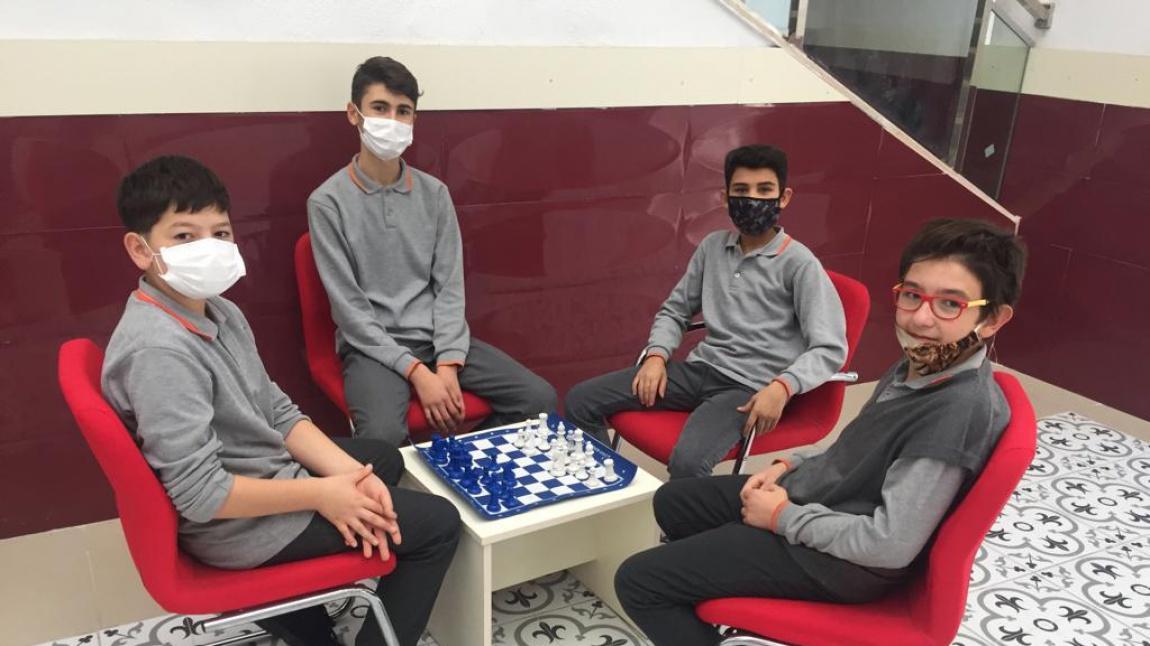 Okulumuzda öğrencilerle satranç oynama etkinliği yapıldı.