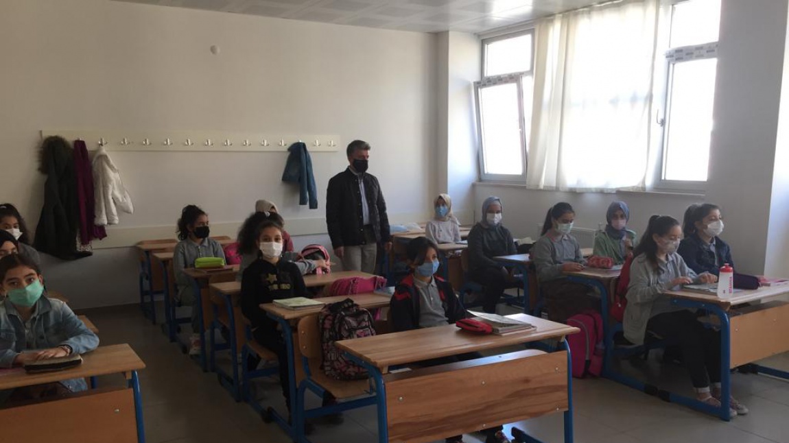 Rehberlik Öğretmenimiz Feyyat ÖZDEMİR tarafından dikkat ve odaklanmaya yönelik motivasyonu artırma çalışmaları hakkında sınıflar düzeyinde rehberlik faaliyeti düzenlendi.