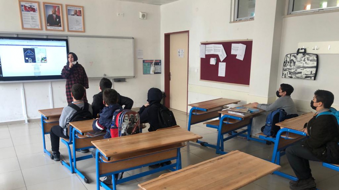 Okulumuz Din Kültürü ve Ahlak Bilgisi Öğretmeni Safiye YAMAN tarafından tüm sınıflarda öğrencilerin mesleki gelişimlerini desteklemek amacıyla 40 Ayet ve 40 Hadis çalışması yapıldı. 
